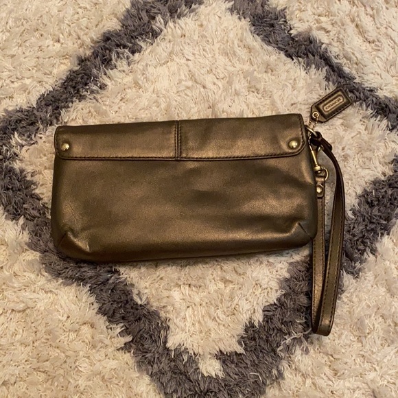 Clutch - Picture 3 of 3